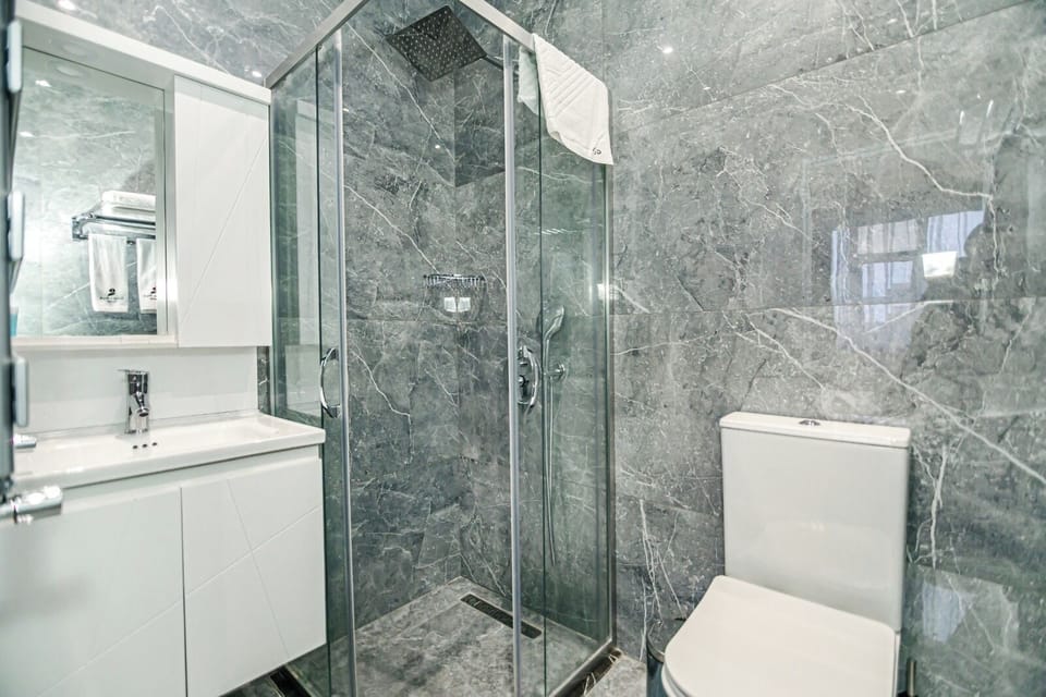 Standard Twin Room, 1 Bedroom, City View | Bathroom | Free toiletries, towels