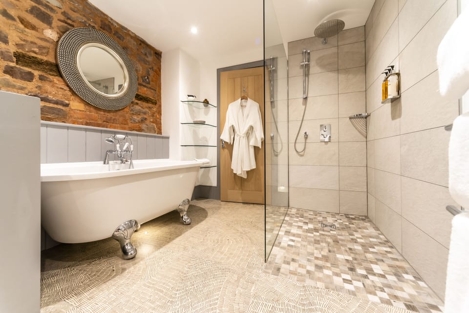 Finest Room | Bathroom | Combined shower/tub, free toiletries, hair dryer, towels