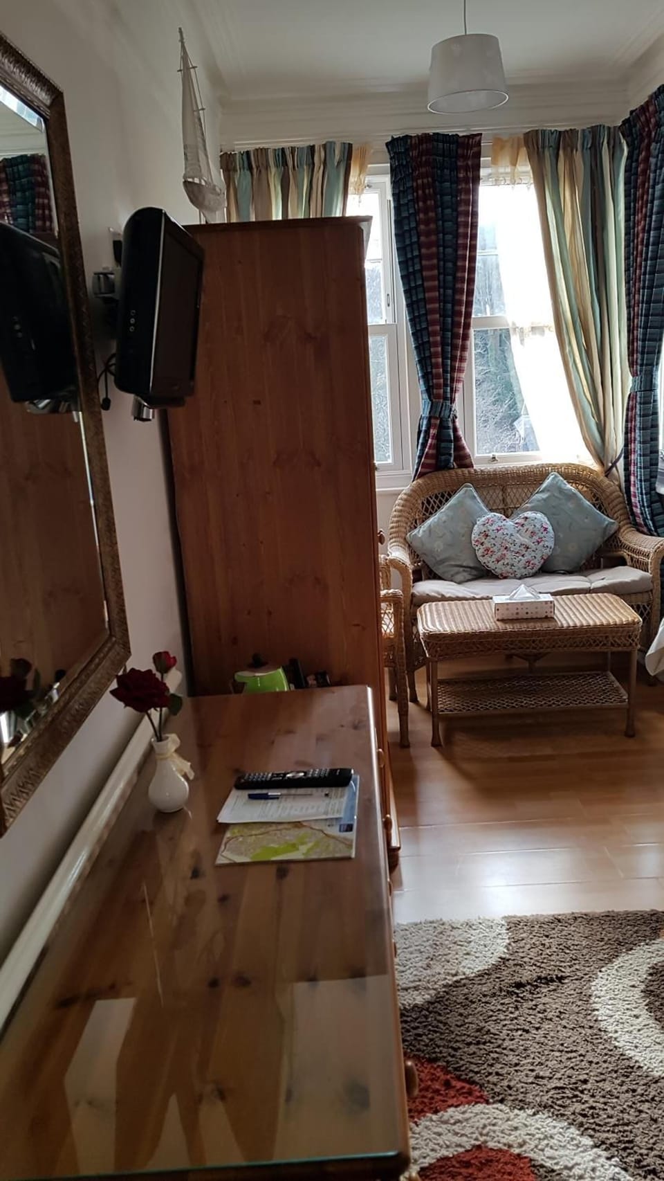 Deluxe Double Room, 1 Bedroom (King) | Living room | Flat-screen TV