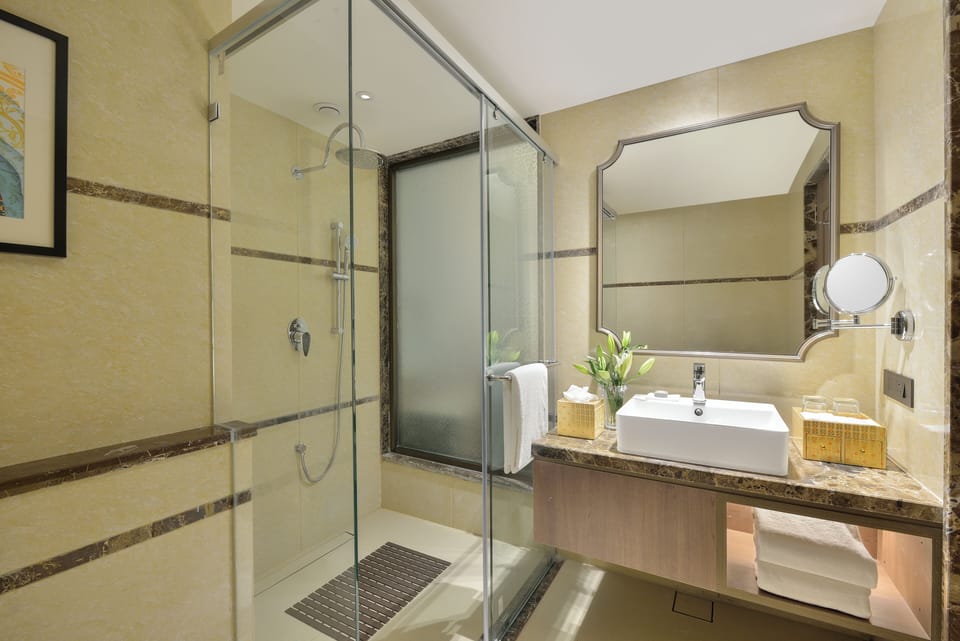Shower, rainfall showerhead, free toiletries, hair dryer