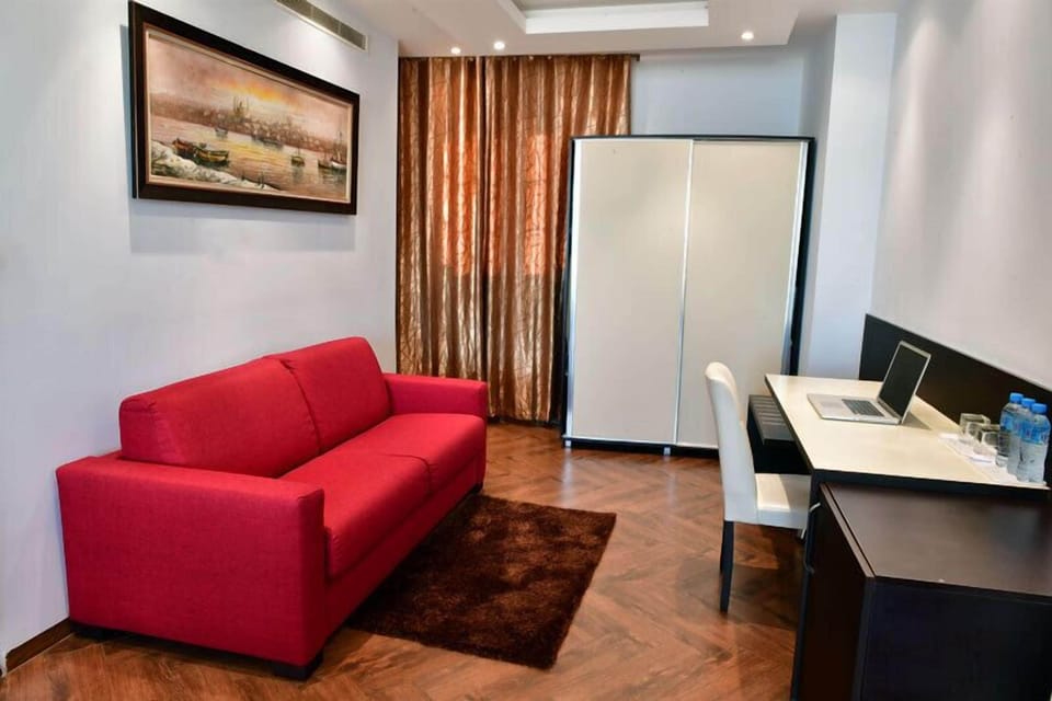 Executive Suite | Minibar, desk, blackout drapes, WiFi (free)
