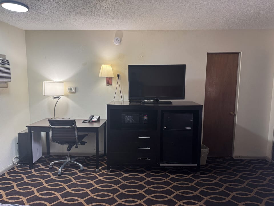 Pillowtop beds, desk, iron/ironing board, free WiFi