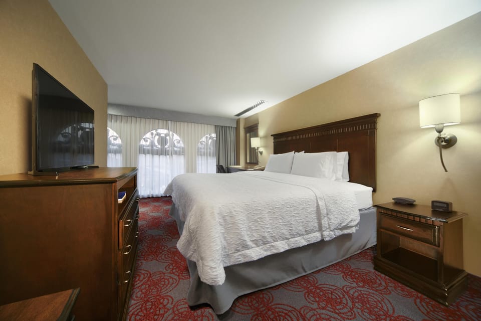 Standard King | Hypo-allergenic bedding, desk, blackout drapes, iron/ironing board