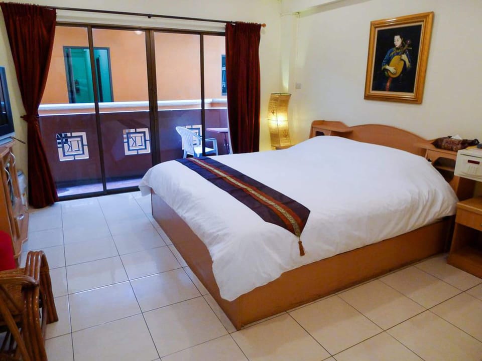Standard Double Room | Minibar, in-room safe, blackout drapes, iron/ironing board