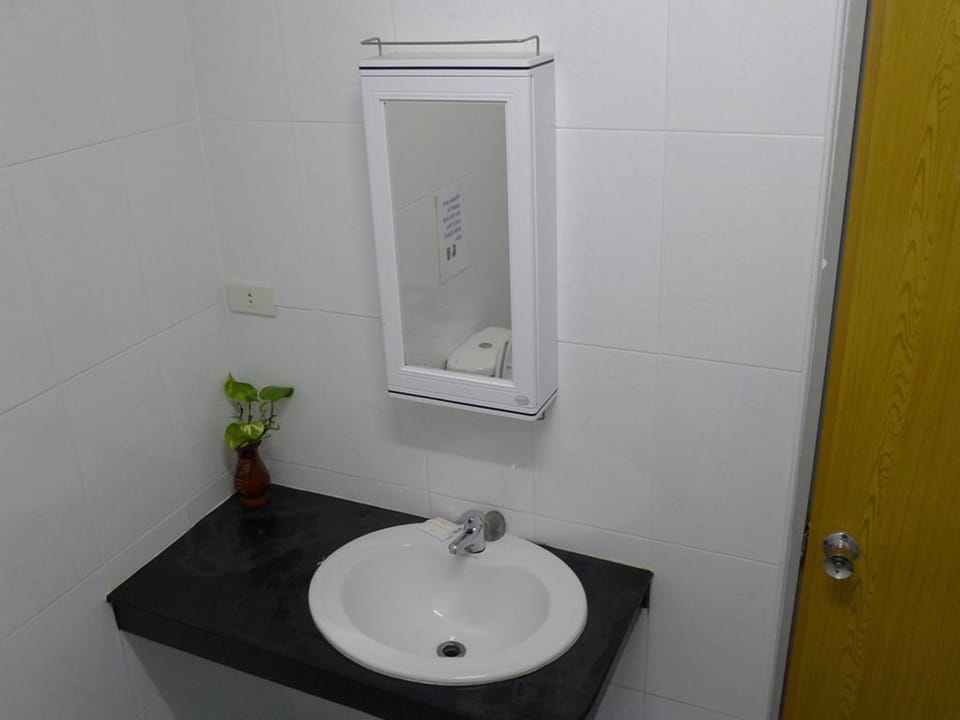 Standard Double Room | Bathroom sink