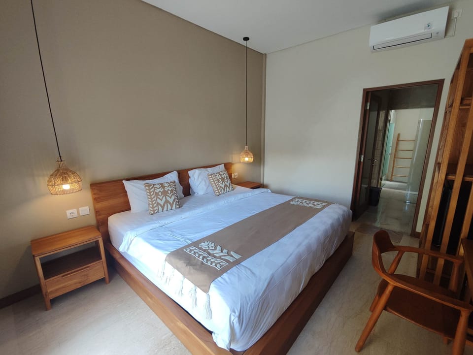Deluxe Room, 1 King Bed | In-room safe, desk, iron/ironing board, free WiFi