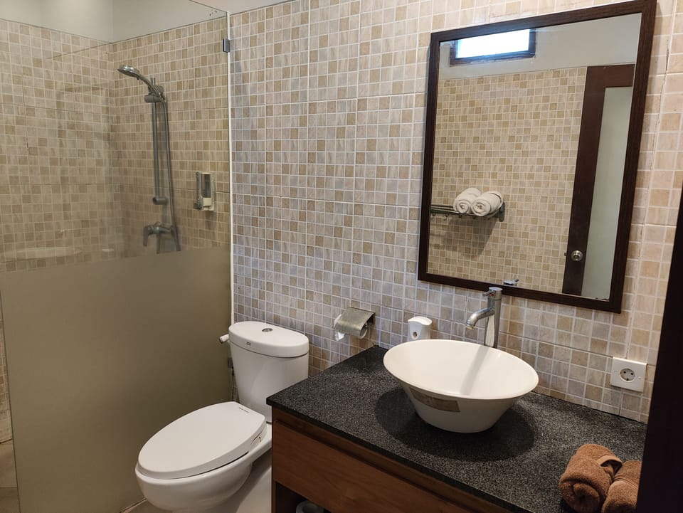 Superior Room | Bathroom | Shower, free toiletries, hair dryer, bidet