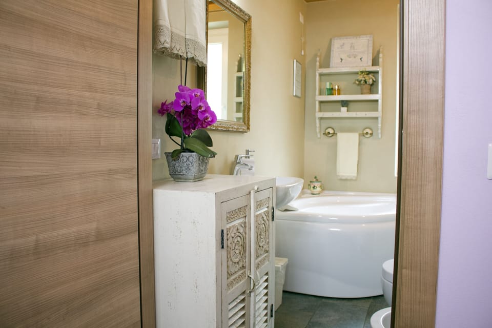Deluxe Double or Twin Room, Jetted Tub, Mountain View | Desk, iron/ironing board, free WiFi, bed sheets