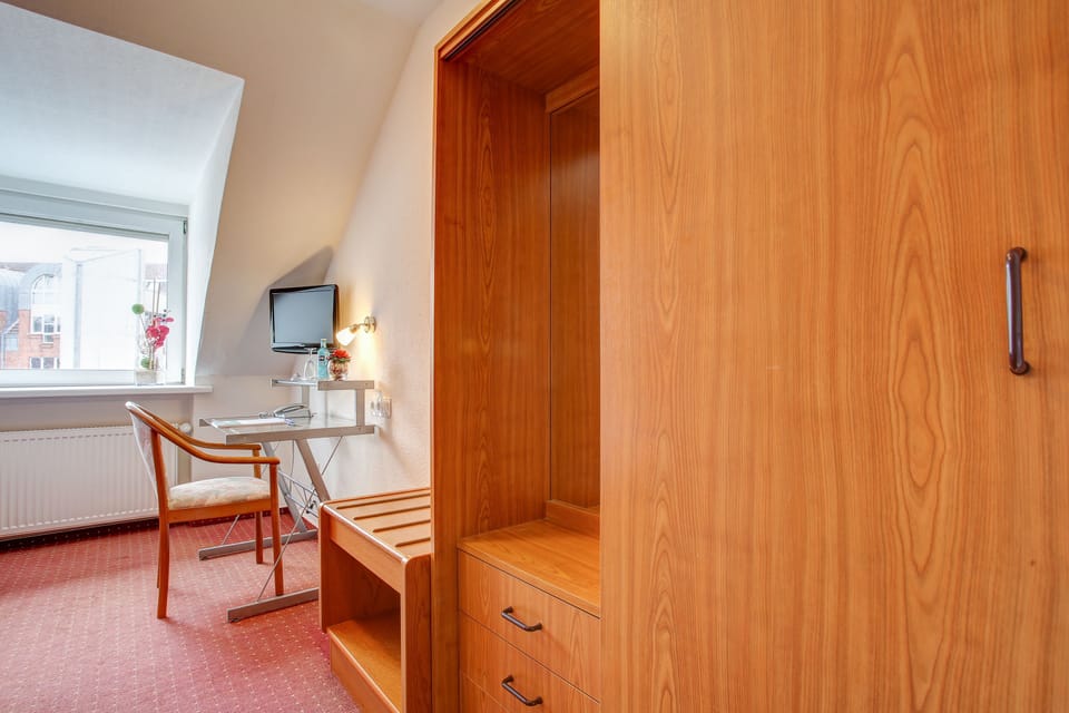 Standard Single Room, 1 Twin Bed | Desk, iron/ironing board, free WiFi, bed sheets