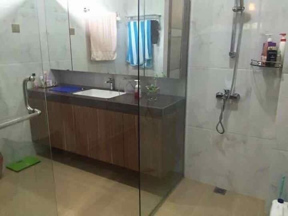 Exclusive House, 6 Bedrooms | Bathroom | Separate tub and shower, free toiletries, hair dryer, slippers