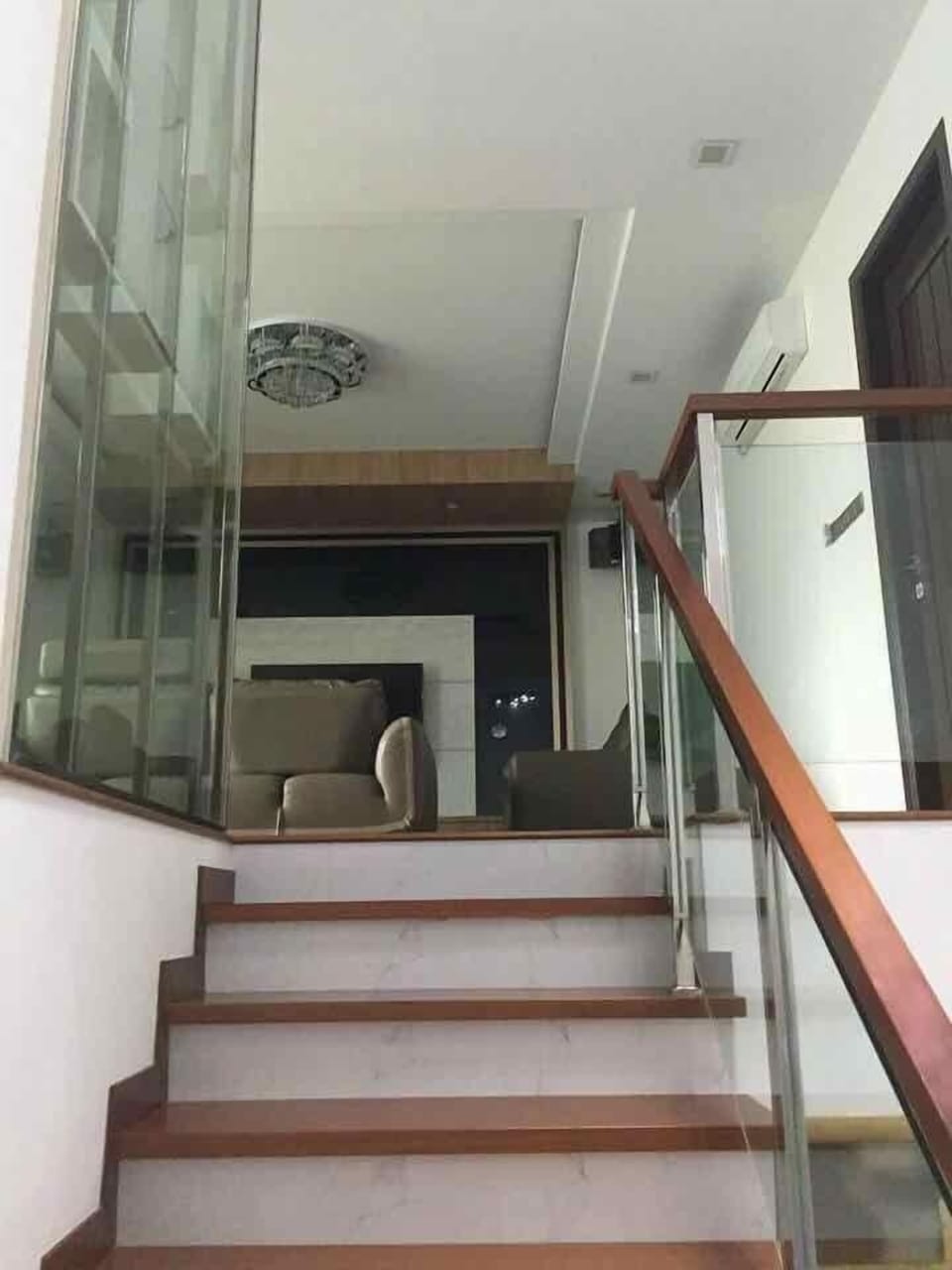 Exclusive House, 6 Bedrooms | Living area | 40-inch flat-screen TV with cable channels, TV