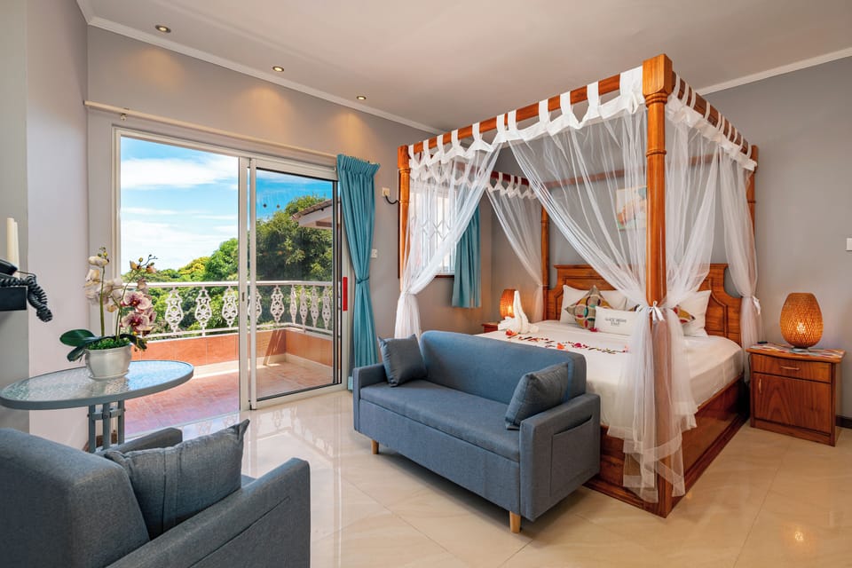 Executive Deluxe Double | Living area | Flat-screen TV