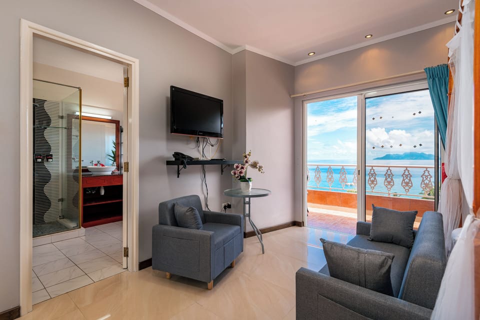 Executive Deluxe Double | Living area | Flat-screen TV
