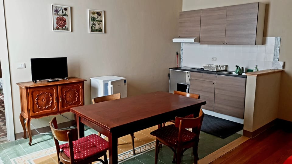 Family Apartment, Mountain View | Private kitchen | Fridge, microwave, stovetop, cookware/dishes/utensils