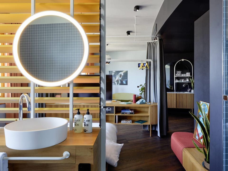 Gigantic | Free minibar, in-room safe, desk, laptop workspace