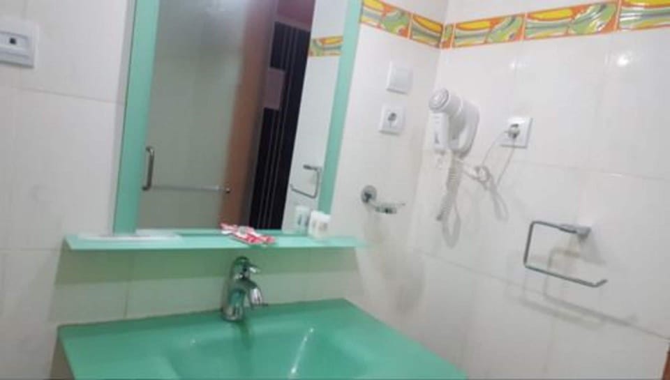 Deep soaking tub, free toiletries, hair dryer (on request), towels