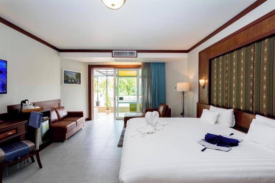Executive Suite with Pool Front | In-room safe, desk, blackout drapes, WiFi (free)