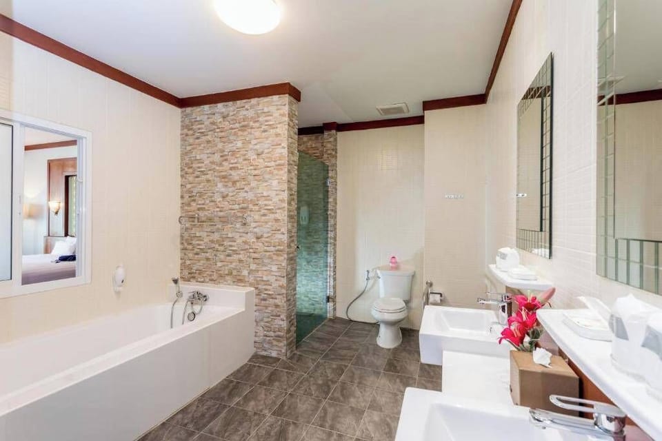 Executive Suite with Pool Front | Bathroom | Deep soaking tub, free toiletries, hair dryer, slippers