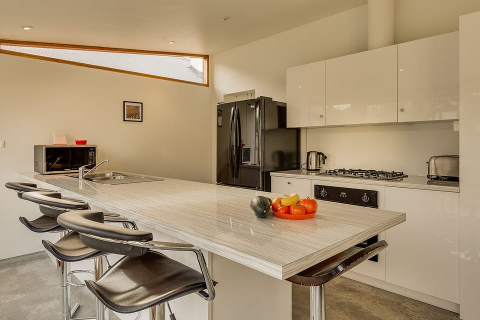 Deluxe House, 3 Bedrooms | Private kitchen | Full-size fridge, microwave, oven, stovetop