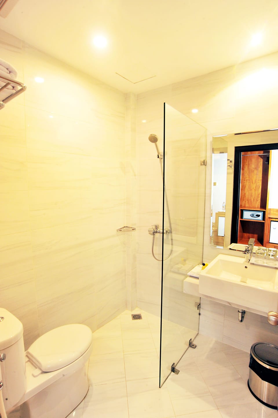 Shower, free toiletries, slippers, bidet