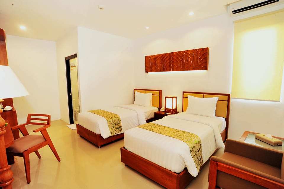 Standard Twin Room | Minibar, in-room safe, desk, laptop workspace