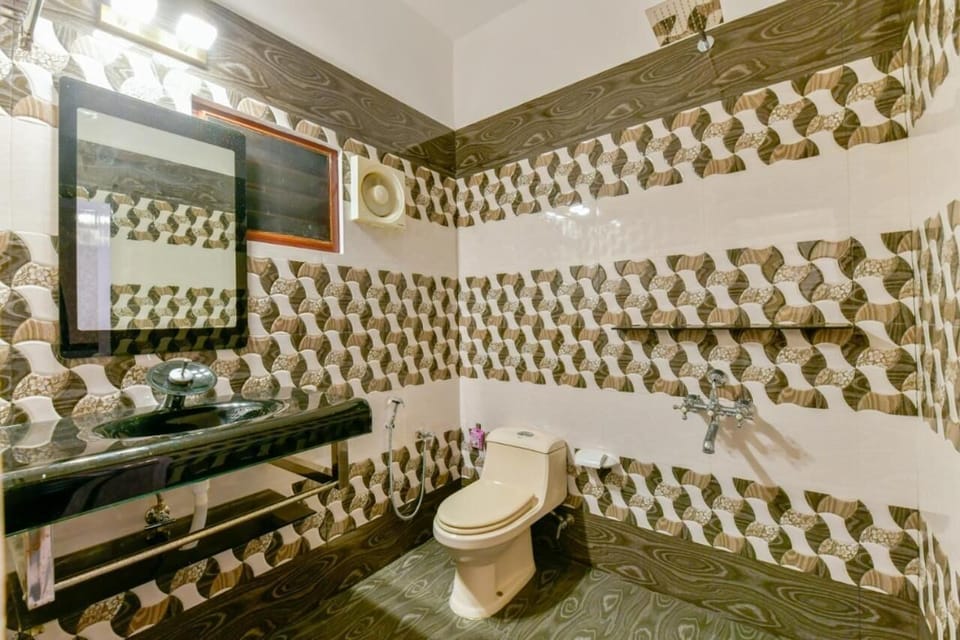 Shower, free toiletries, towels