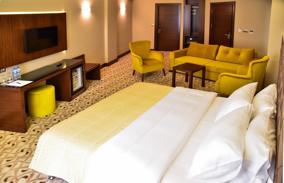 Deluxe Suite | Minibar, in-room safe, desk, free WiFi