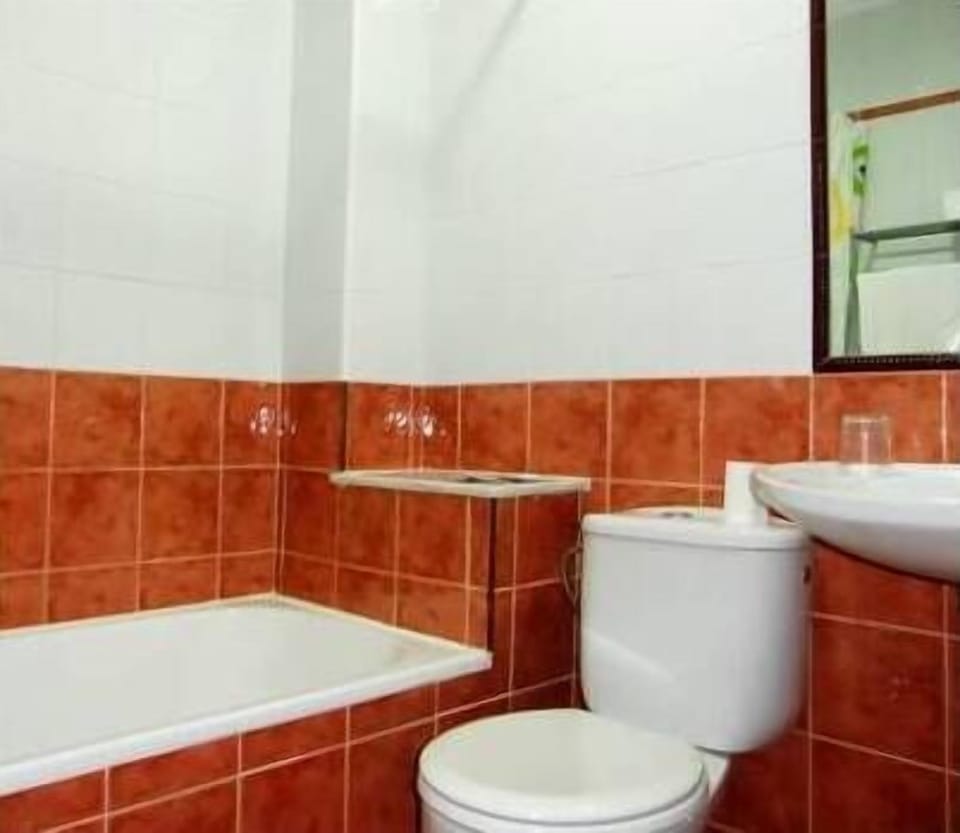 Bathtub, free toiletries, hair dryer, towels