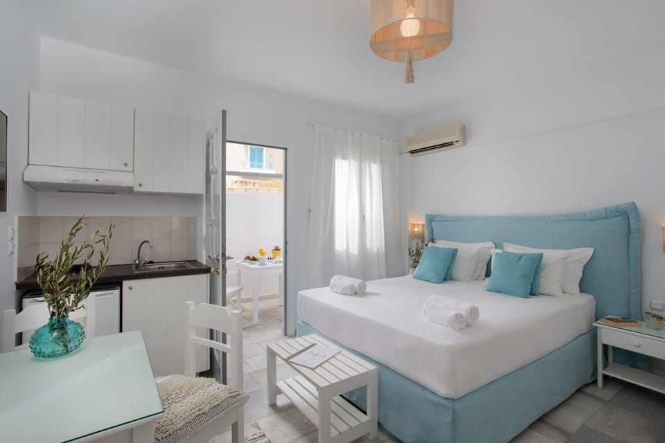 Economy Studio | Private kitchenette | Fridge, electric kettle, cookware/dishes/utensils
