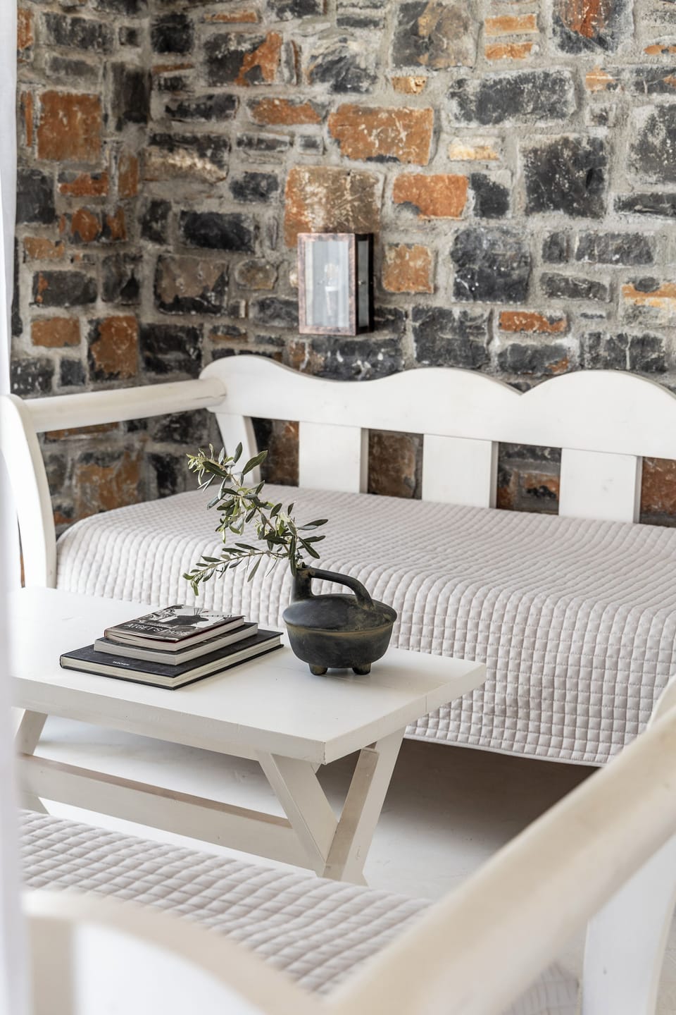 32-inch Smart TV with satellite channels, TV, fireplace