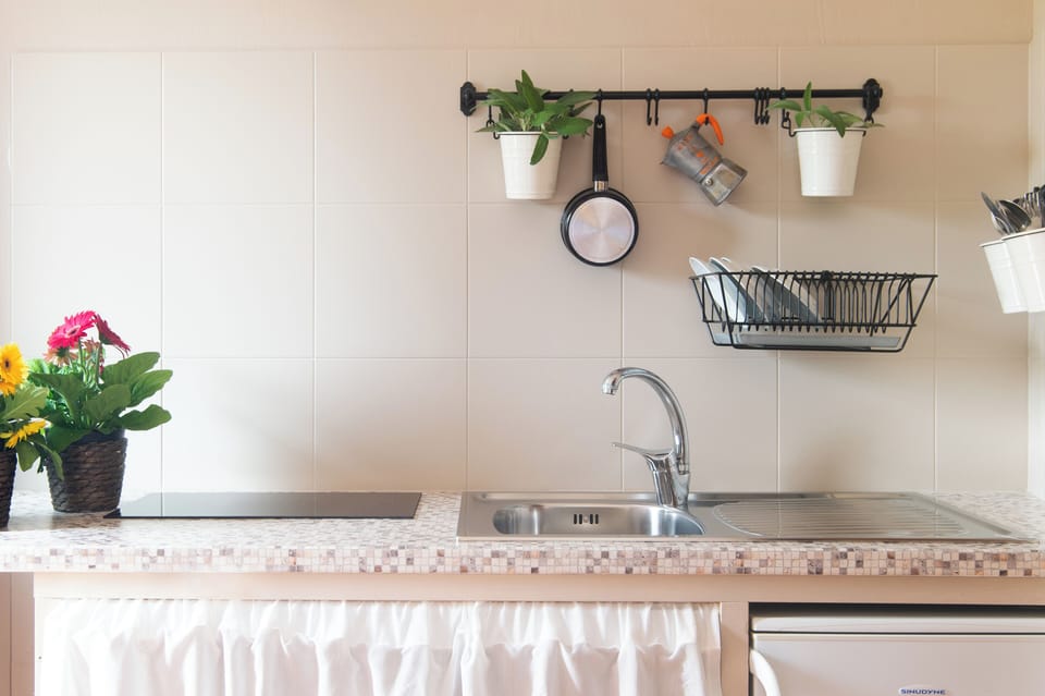 Triple Room, Kitchenette, Courtyard View (Verde) | Private kitchenette | Fridge, coffee/tea maker, electric kettle