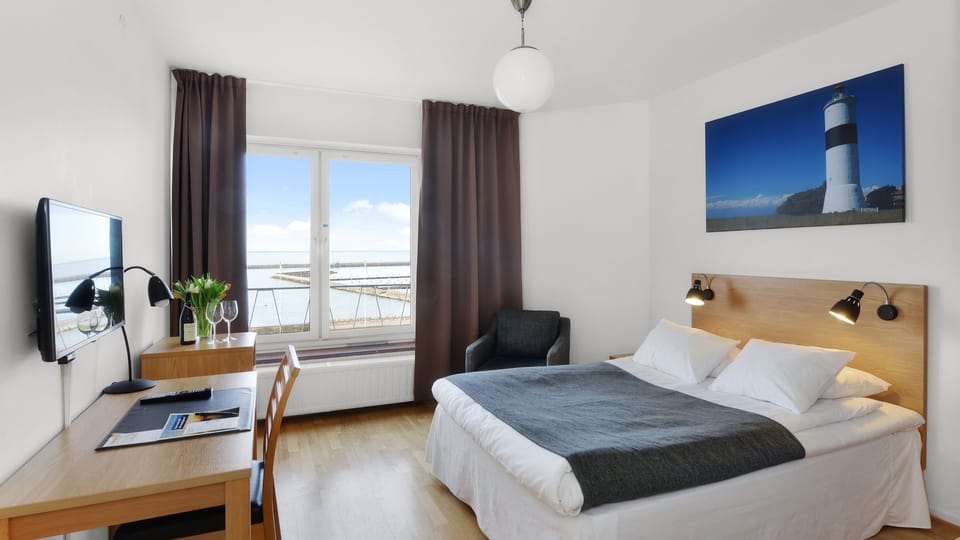 Double Small | In-room safe, desk, free WiFi, bed sheets