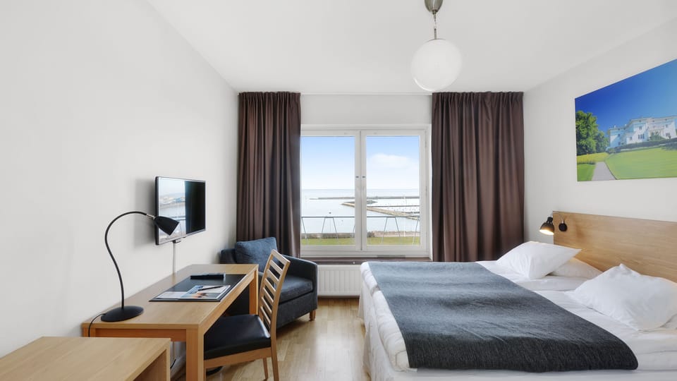Seaview Double | In-room safe, desk, free WiFi, bed sheets