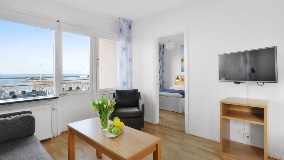 Streetview Family Room | In-room safe, desk, free WiFi, bed sheets