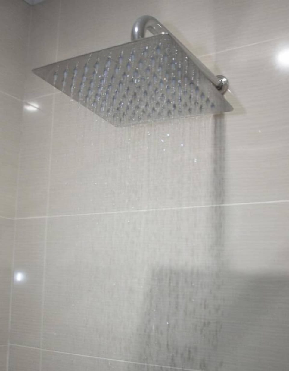 Family Quadruple Room | Bathroom shower