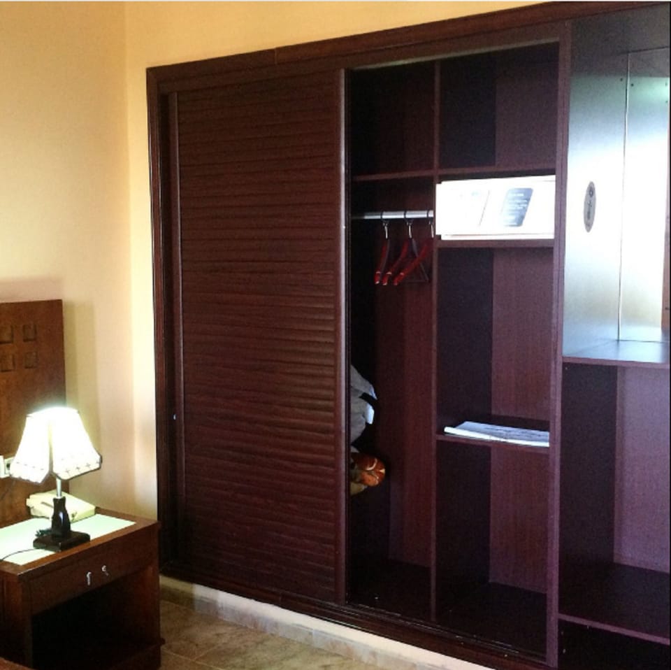 Executive Suite | Desk, blackout drapes, WiFi (free), bed sheets