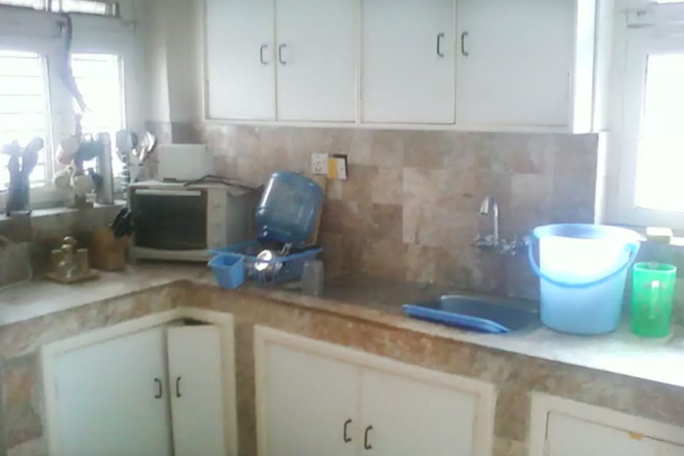 Deluxe Room | Private kitchen | Fridge, microwave
