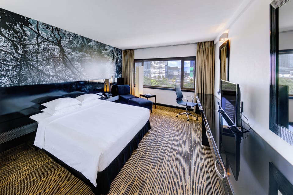 Executive Room with Lounge Access | Premium bedding, down comforters, pillowtop beds, minibar