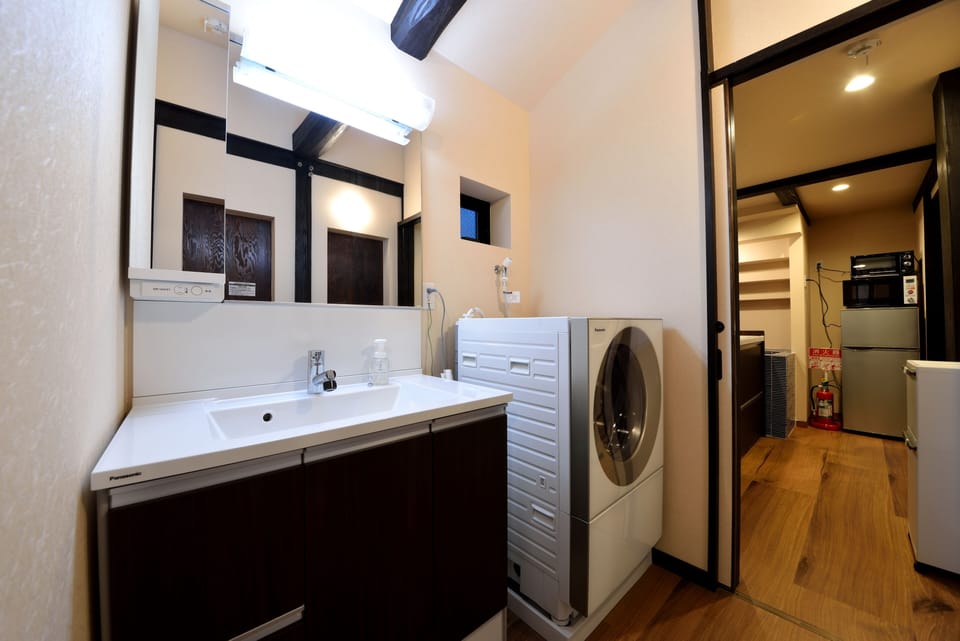 Separate tub and shower, deep soaking tub, free toiletries, hair dryer