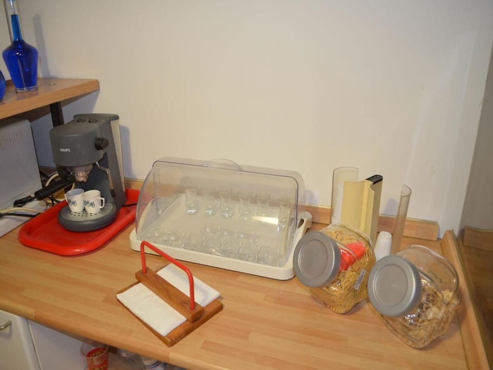 Full-size fridge, microwave, oven, stovetop
