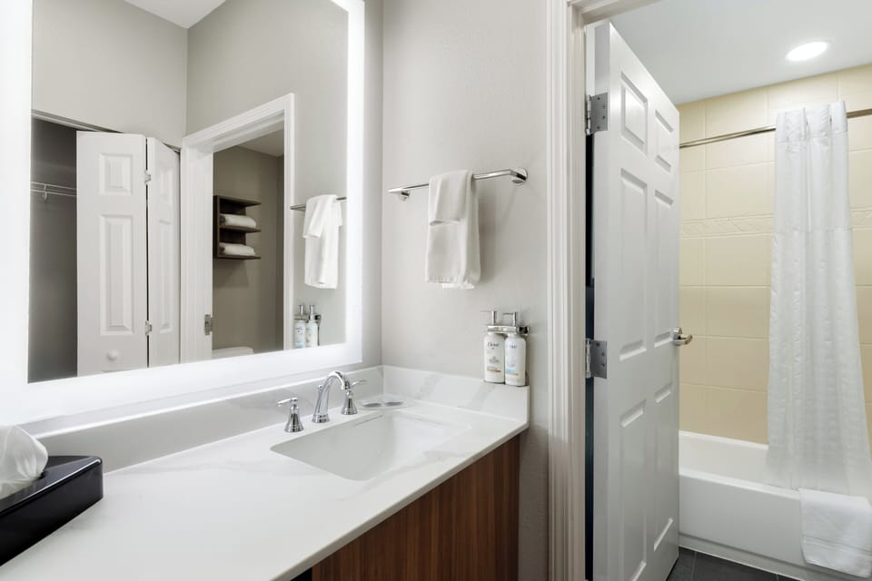 Combined shower/tub, free toiletries, hair dryer, towels