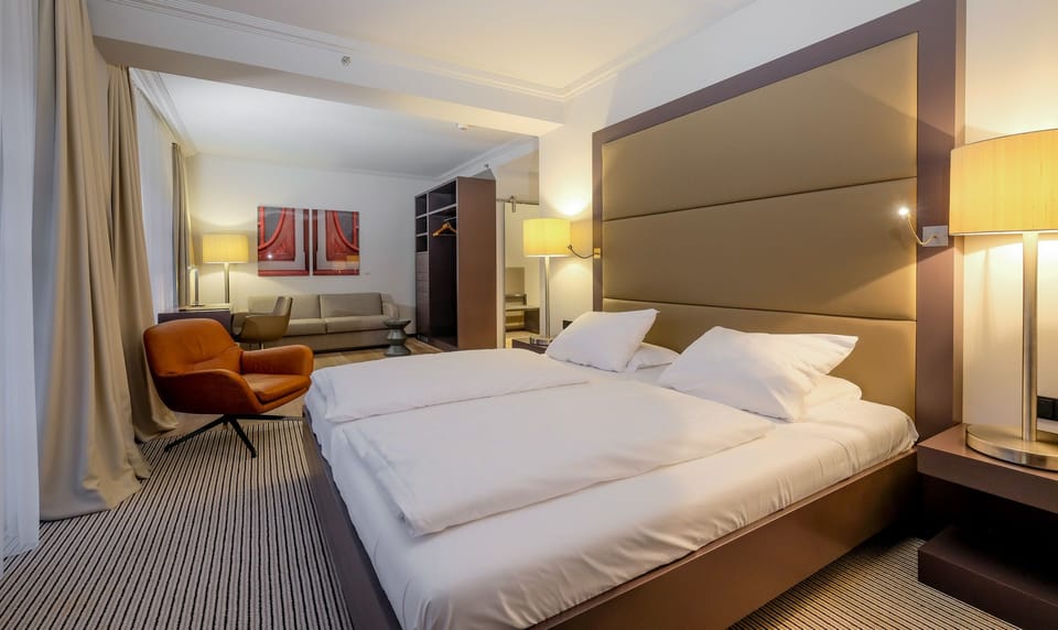 Suite, 1 Bedroom, Accessible | Minibar, in-room safe, desk, soundproofing