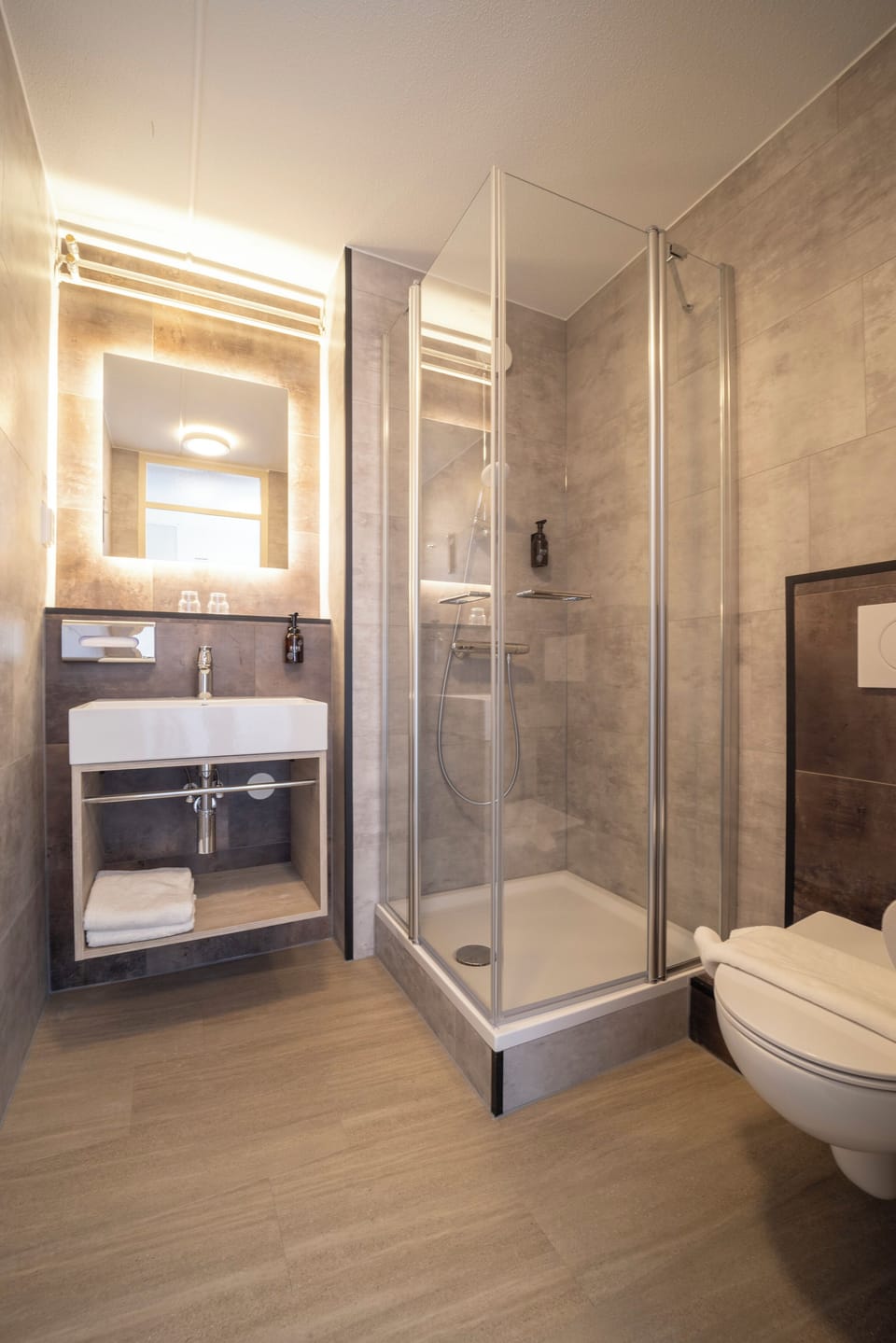 Family Quadruple Room (with Shower) | Bathroom | Free toiletries, hair dryer, towels