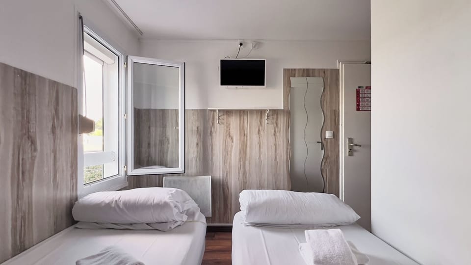 Twin Room | Desk, soundproofing, free WiFi, bed sheets