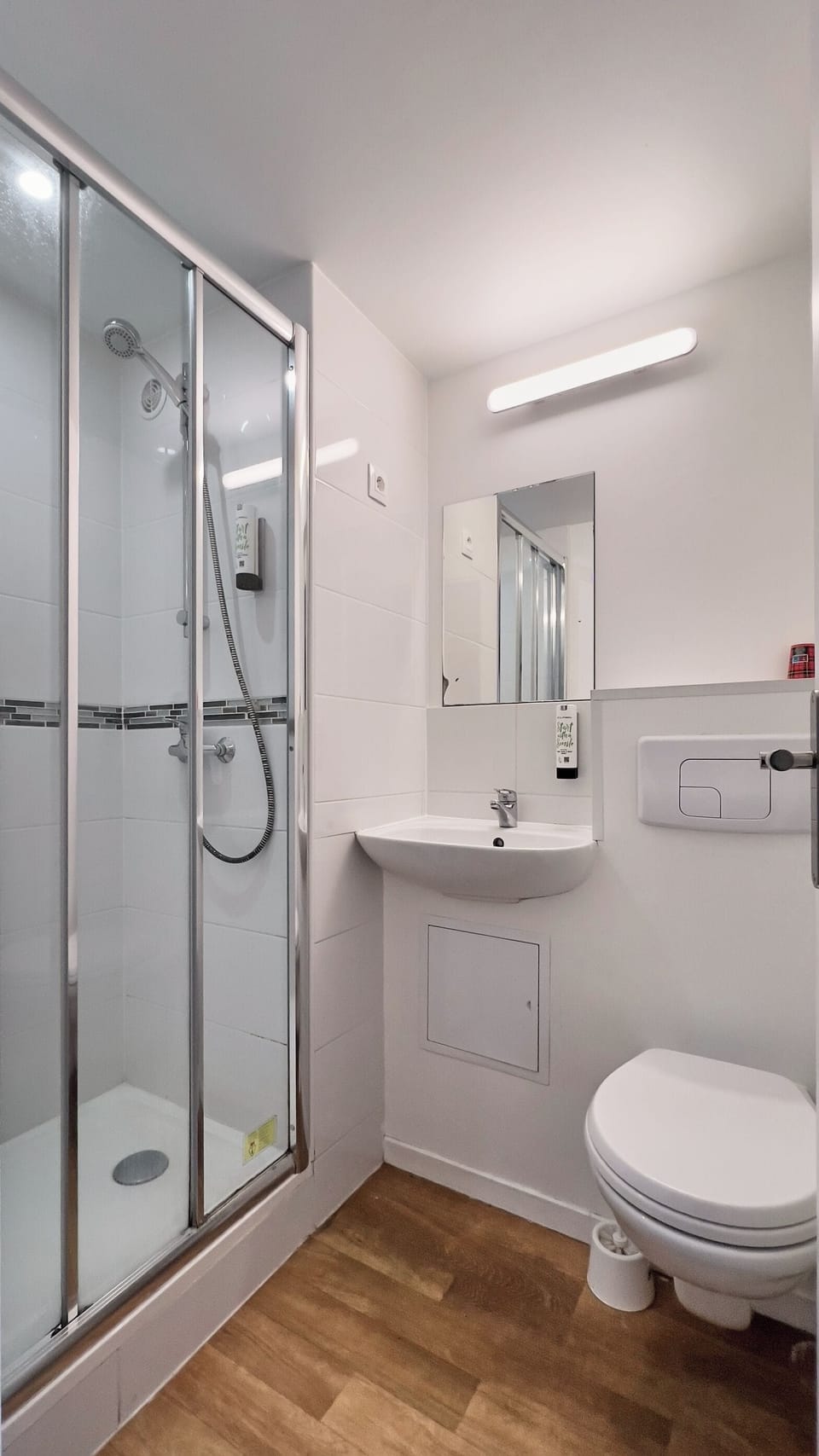 Twin Room | Bathroom | Shower, free toiletries, towels