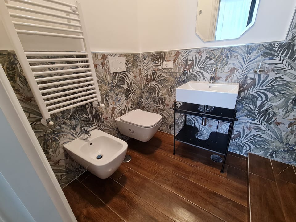 Standard Double Room | Bathroom | Shower, free toiletries, towels