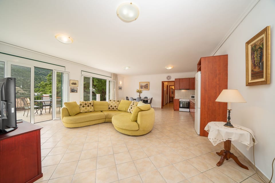 Luxury Penthouse | Living area | 32-inch LCD TV with satellite channels, TV, DVD player