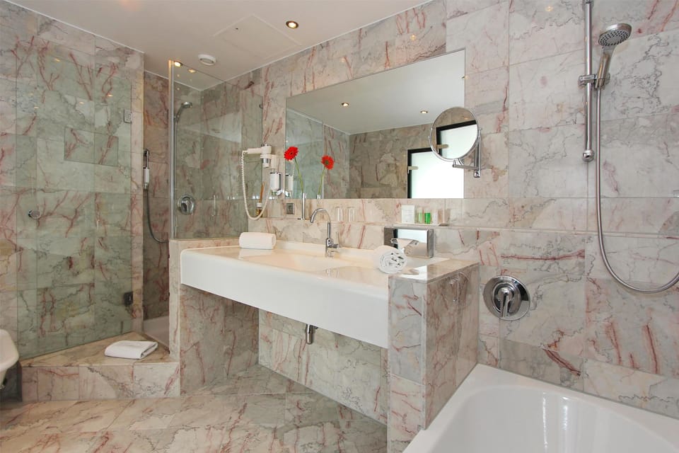 Junior Suite | Bathroom | Combined shower/tub, free toiletries, hair dryer, towels