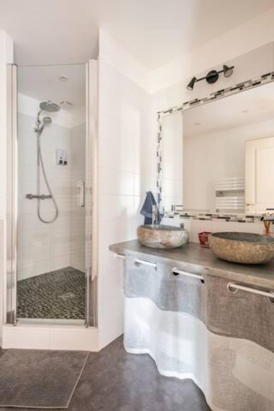 Comfort Triple Room | Bathroom | Shower, free toiletries, hair dryer, slippers