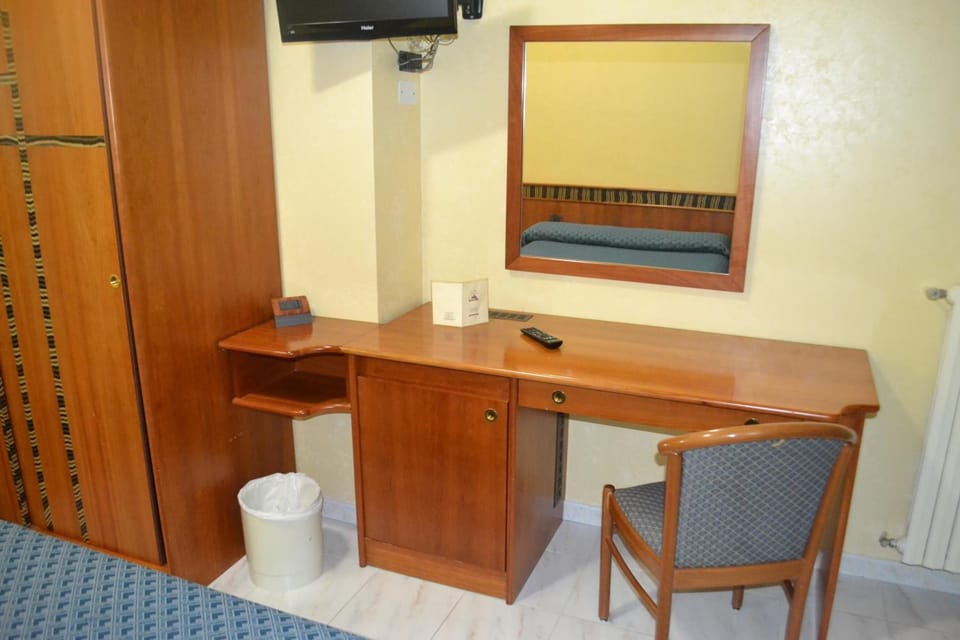 Minibar, WiFi (free), bed sheets